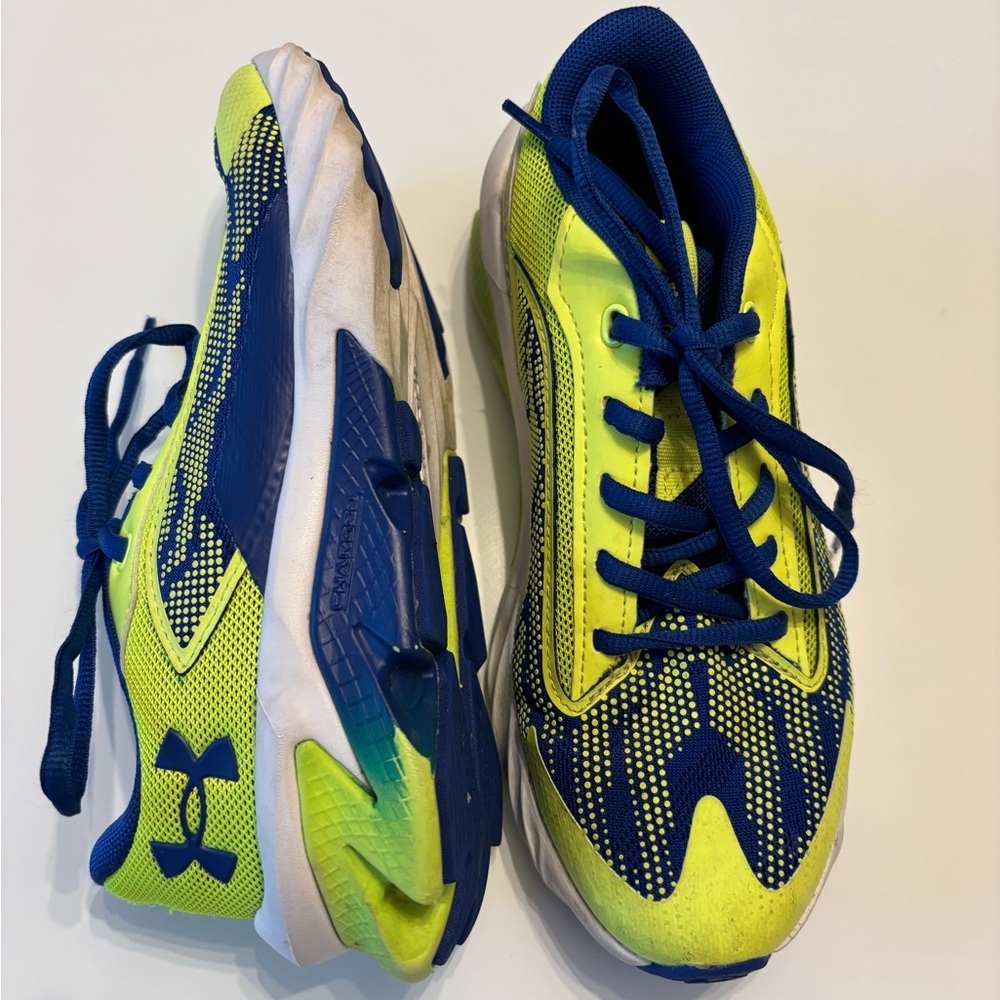 Under Armour Blue and Yellow Sneakers Dynamic Design